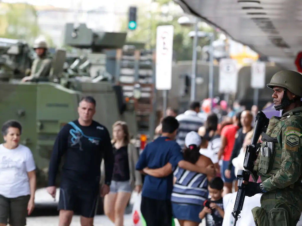 Governo Lula envia ministros ao RJ e não descarta intervenção após 64 mortes
