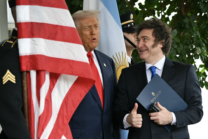 Trump admite ajuda a Milei e acende alerta sobre interferência dos EUA