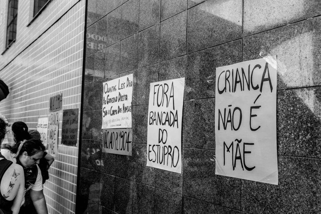 Lei antiaborto sancionada em Vitória (ES) é mais uma forma de violência contra mulheres e crianças Lei antiaborto sancionada em Vitória (ES) é mais uma forma de violência contra mulheres e crianças