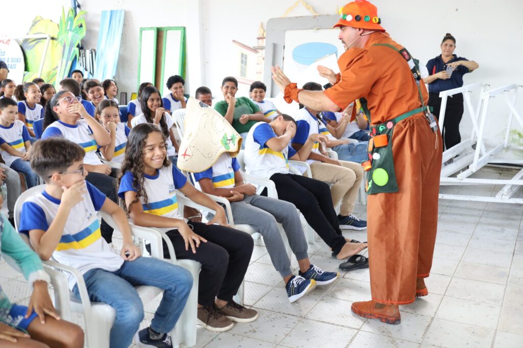 Espetáculo teatral debate meio ambiente e reciclagem em escolas de Pernambuco