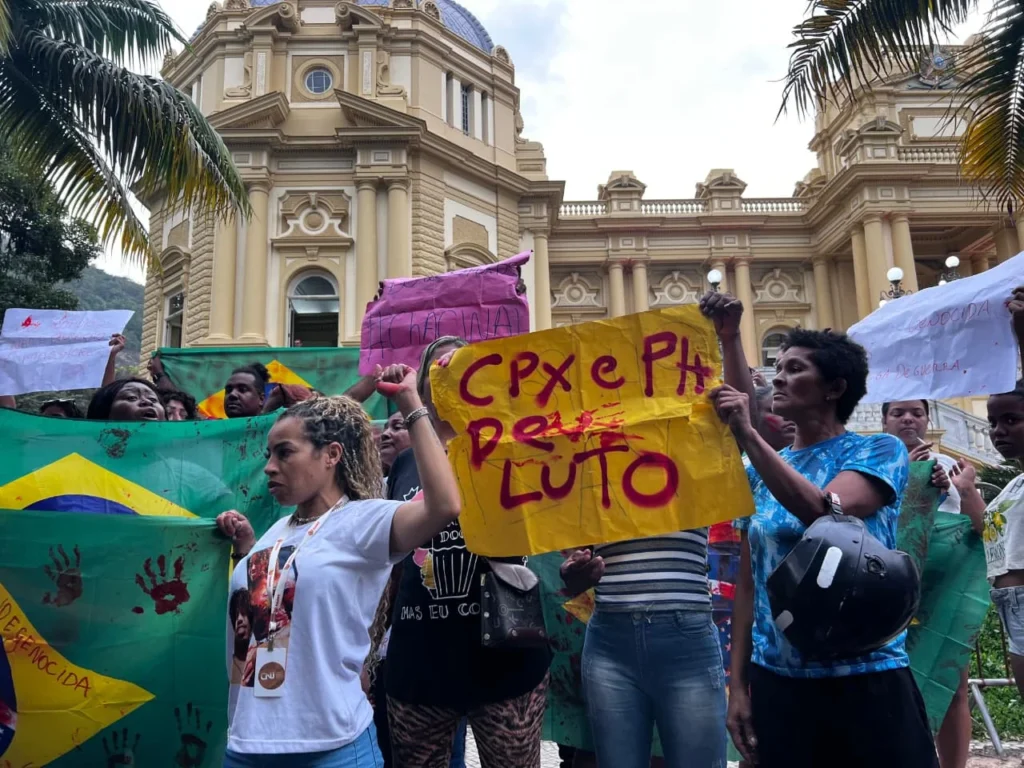 Moradores protestam no Rio contra mortes nos complexos do Alemão e da Penha Moradores protestam no Rio contra mortes nos complexos do Alemão e da Penha