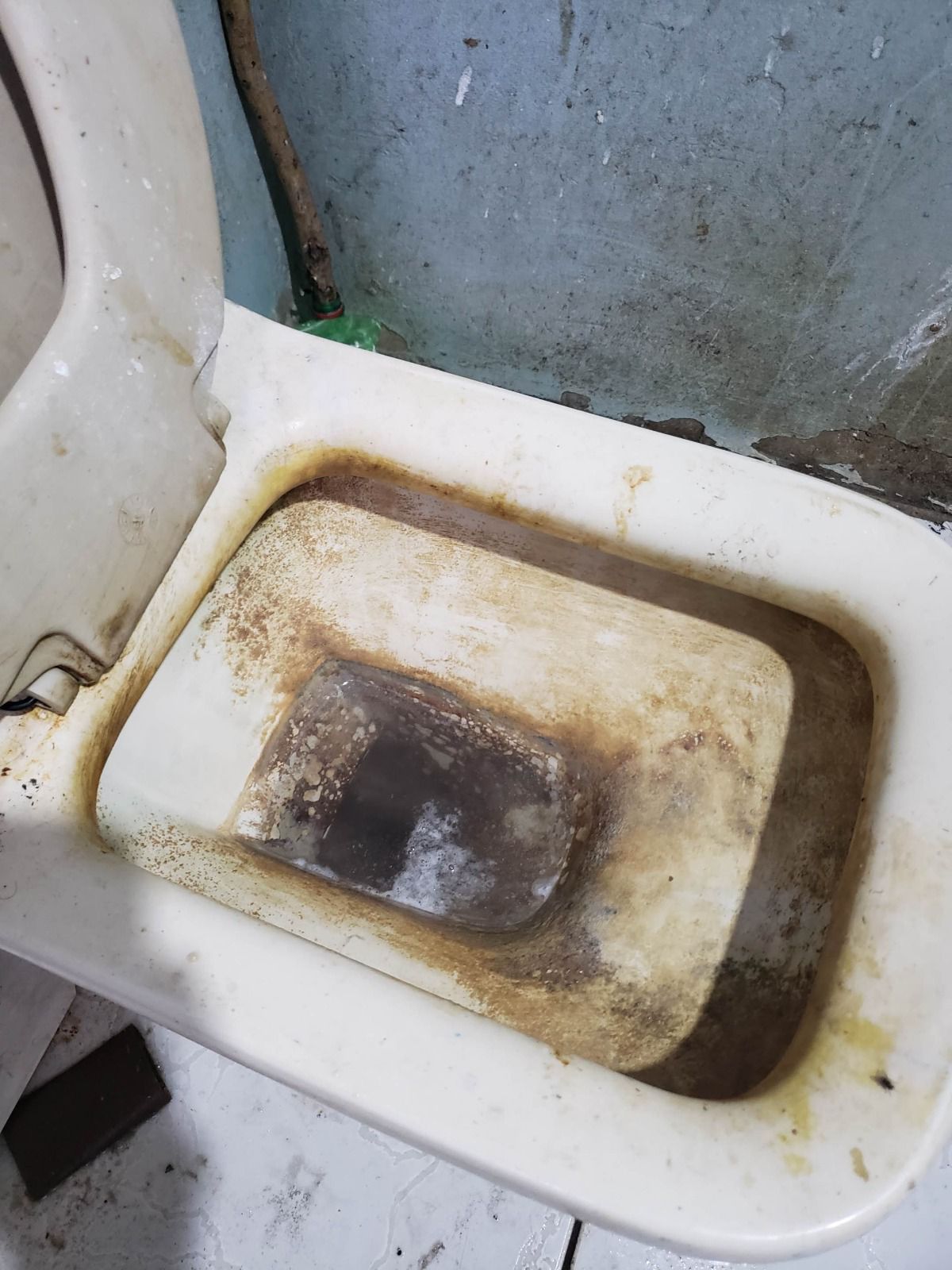 Segundo a fiscalização, um dos alojamentos teria ficado sem água por ao menos duas semanas, obrigando trabalhadores a recorrer a um poço para cozinhar e realizar a higiene pessoal (Foto: Divulgação/MTE)