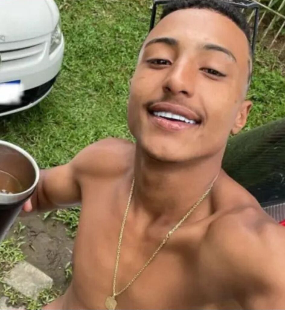 Polícia Militar do Paraná assassina e arrasta corpo de jovem em Curitiba Polícia Militar do Paraná assassina e arrasta corpo de jovem em Curitiba