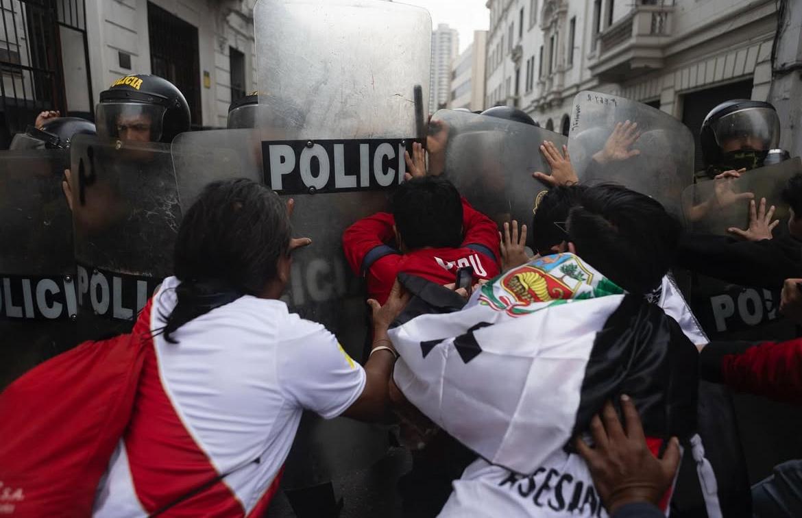 Milhares de peruanos ocuparam ruas do país e confrontaram polícia perto do Congresso, em Lima
