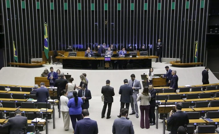 Ausência de Sóstenes sela fim da anistia na Câmara dos Deputados