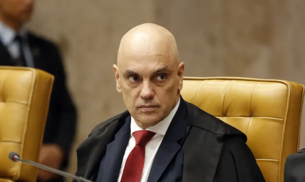 Moraes pede que Filipe Martins explique perda do sinal da tornozeleira Moraes pede que Filipe Martins explique perda do sinal da tornozeleira