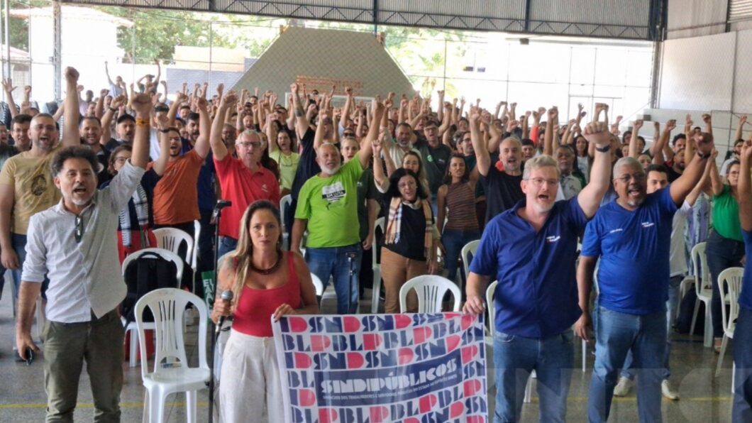 Servidores do ES aprovam greve geral em 7 de outubro 1 Servidores do ES farão greve a partir de 7 de outubro: serão 3.7 mil servidores de 14 autarquias e secretarias. Foto: Sindipúblicos