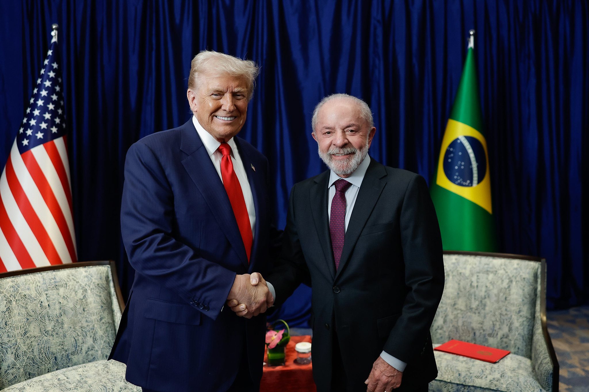 lula-e-trump-se-encontram-para-coversar-sobre-tarifaco-frnte-a-frente-lula-e-trump-dizem-que-havera-conclusao-rapida-para-os-dois-paises-foto-ricardo-stuckert-pr-tvt-news