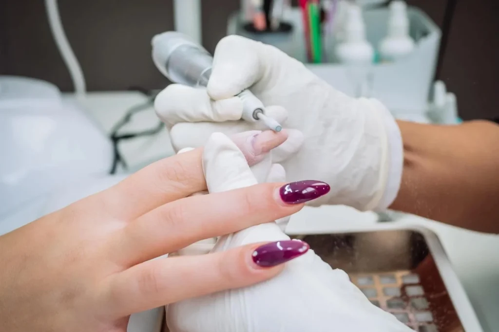 Anvisa proíbe substâncias utilizadas em unhas de gel por risco de câncer