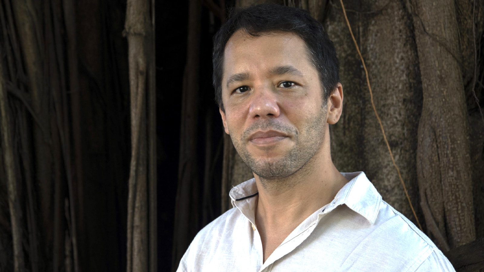 biblioteca-em-paraisopolis-lanca-primeiro-livro-infantil-de-itamar-vieira-junior-biblioteca-do-instituto-pro-saber-sp-lanca-chupim-livro-de-itamar-vieira-junior-adenor-gondim-sesc-pr-reproducao-tvt-news-consciencia-negra-conheca-12-autores-negros-da-literatura-brasileira-autoras-negras-autores-negros-dica-de-leitura-tvt-news