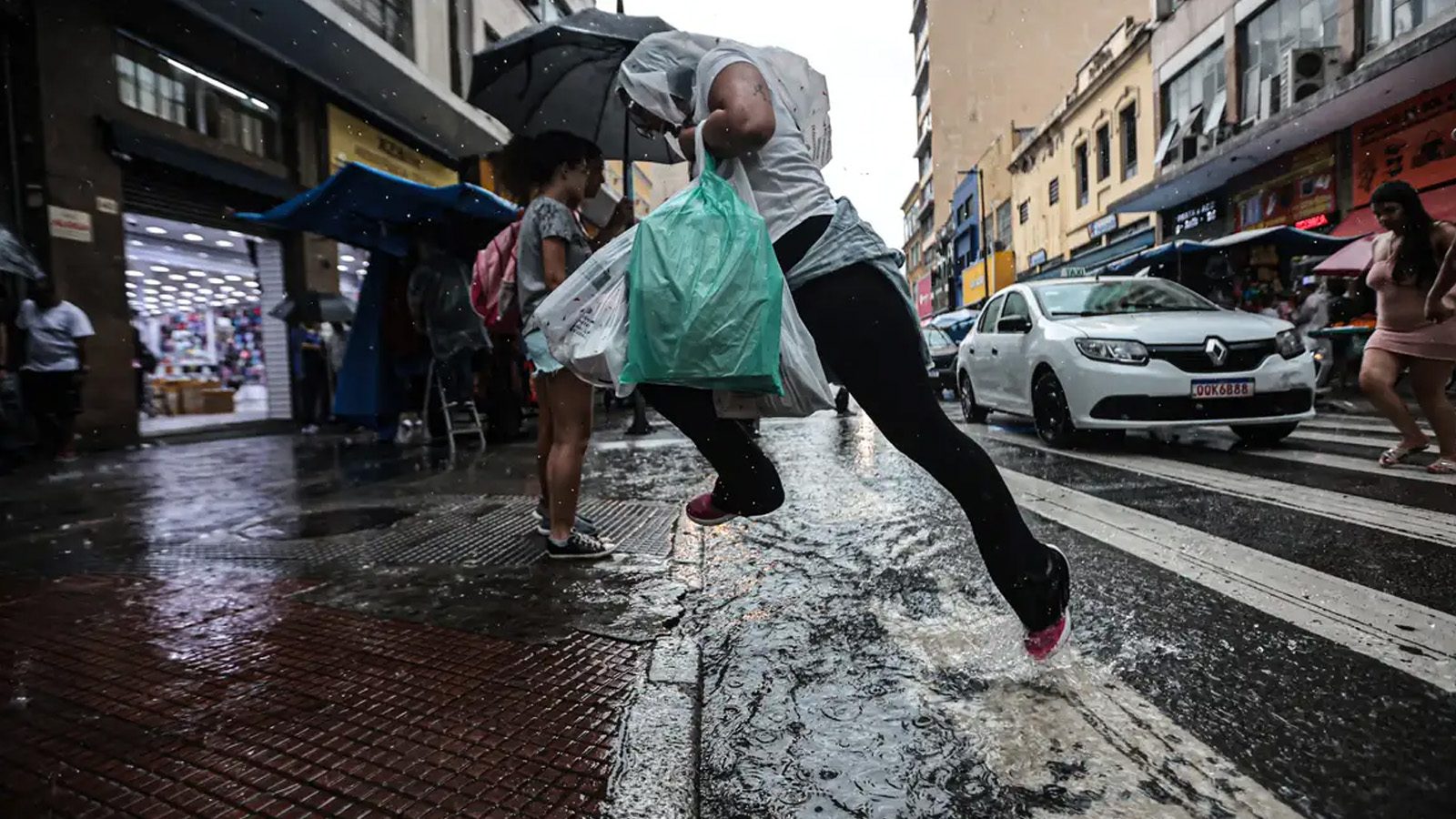 O que são tornados? Por que acontecem tornados no sul do Brasil? 3 Defesa-Civil-de-Sao-Paulo-alerta-para-fortes-tempestades-neste-sabado-paulo-pinto-agencia-brasil-tvt-news-tornados-tornado