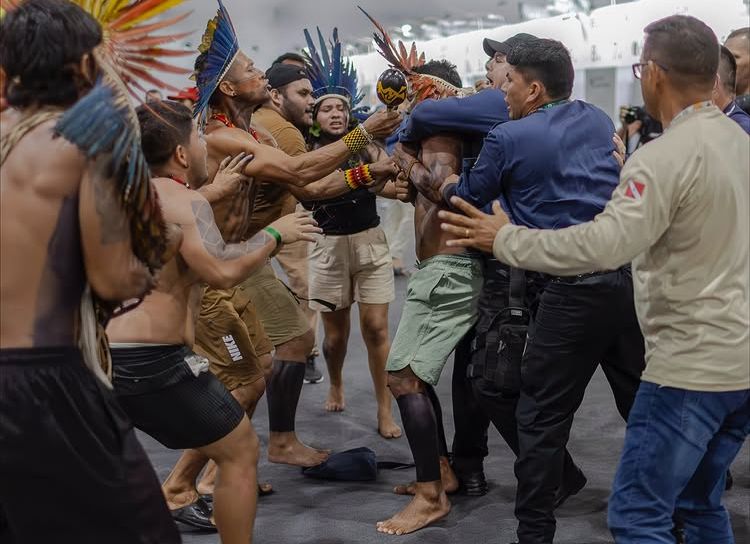 Indígenas ocupam espaço da COP30 e denunciam bilionários