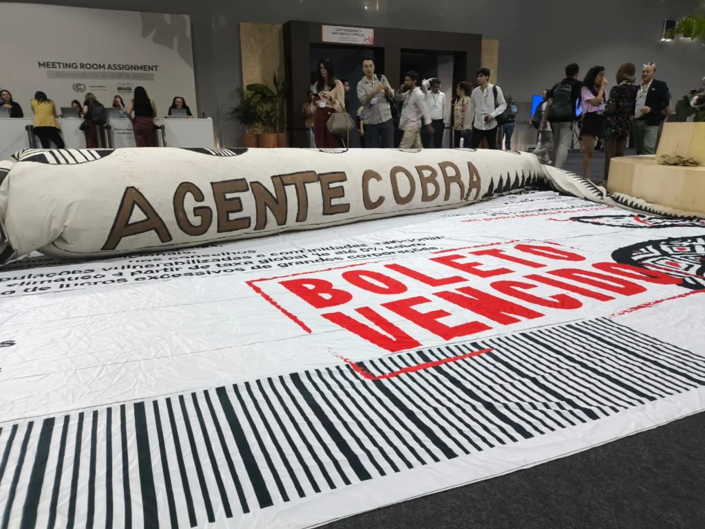 Manifestantes levam ‘boleto bancário’ para cobrar compromissos de países ricos na COP