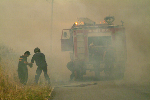 Número de mortos em incêndio em Hong Kong chega a 128