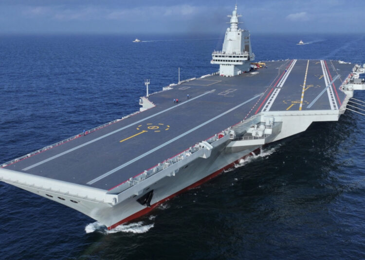 China inaugura navio porta-aviões com tecnologia de catapulta superior ao sistema dos EUA