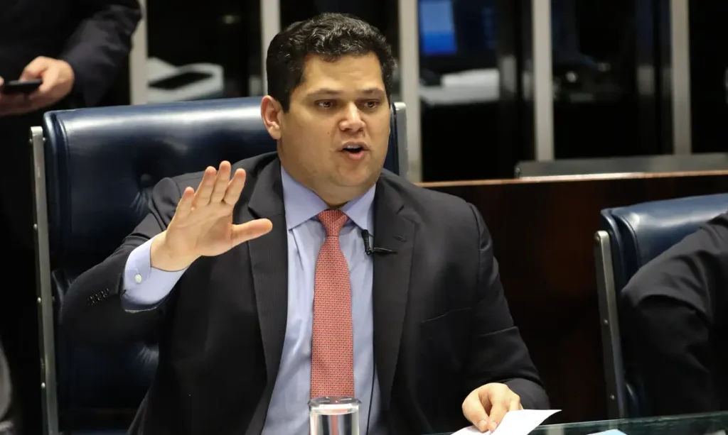 Alcolumbre insiste em Pacheco no STF, e senador evita buscar outro partido até decisão de Lula