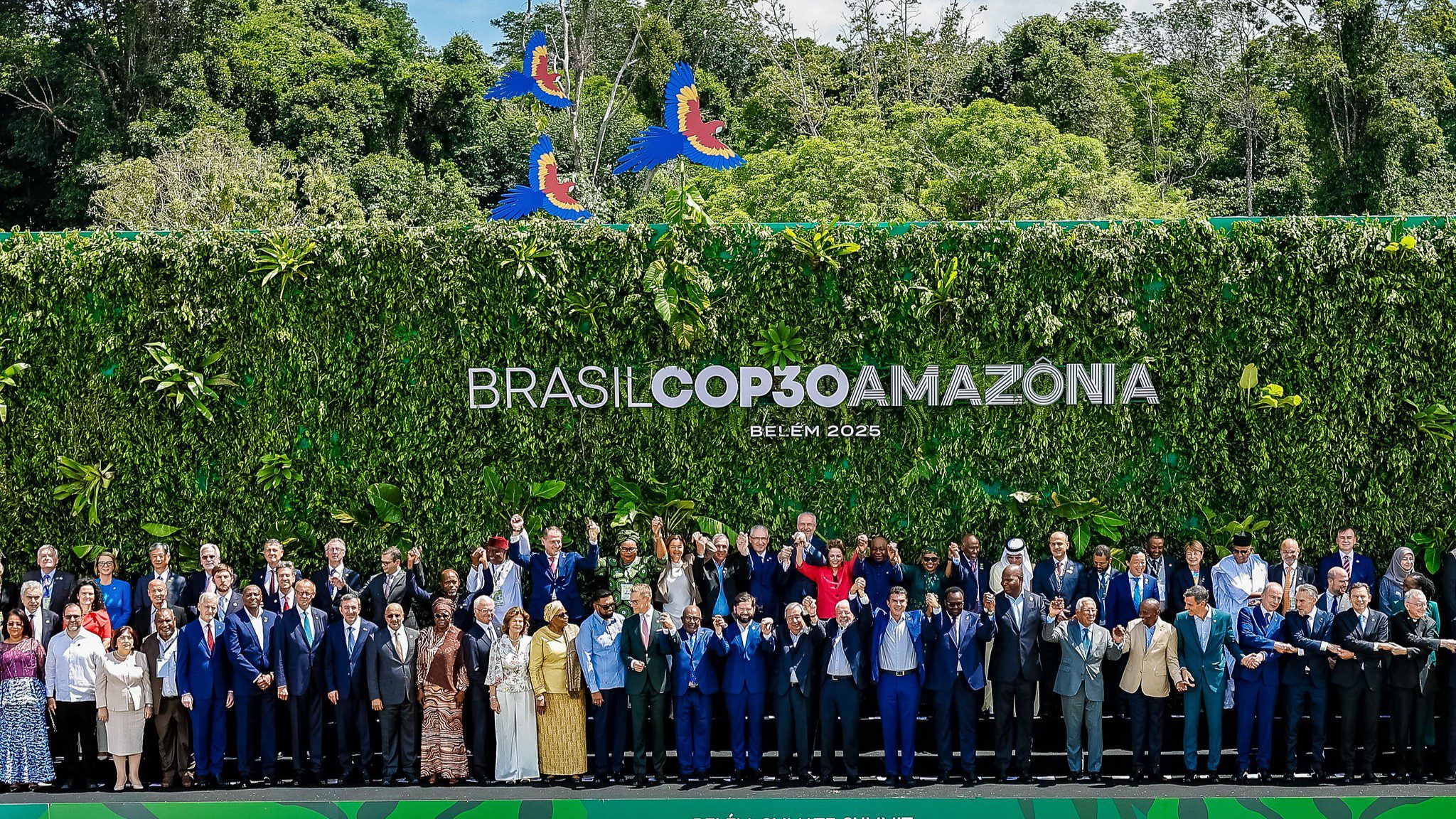 lula-cop-3-cupula-do-clima-belem-lideres-posam-para-a-foto-de-familia-durante-a-conferencia-das-nacoes-unidas-sobre-mudancas-climaticas-cop-30-foto-antonio-scorza-cop30-presidente-da-republica-luiz-inacio-lula-da-silva-durante-a-fotografia-oficial-da-cupula-do-clima-cop30-parque-da-cidade-belem-pa-tvt-news