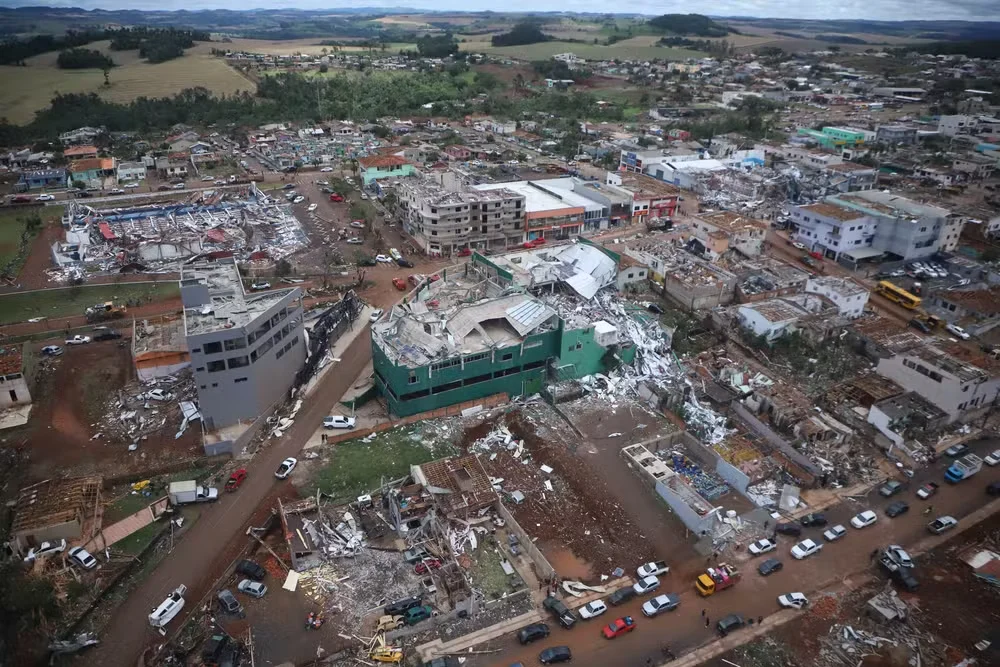90% de cidade fica destruída após tornado que causou seis mortes no Paraná 90% de cidade fica destruída após tornado que causou seis mortes no Paraná