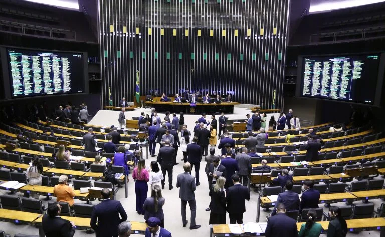 Pedido de CPI do Master é protocolado na Câmara dos Deputados