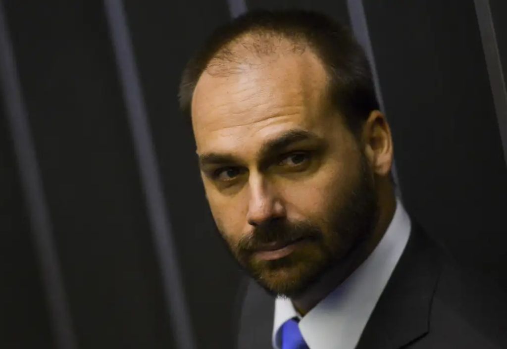 STF forma maioria para tornar Eduardo Bolsonaro réu por tentativa de coação