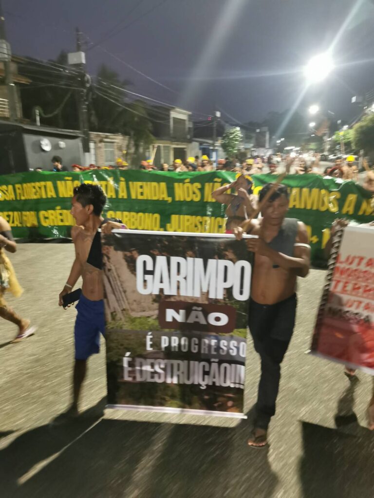 Munduruku bloqueiam entrada da COP30 e cobram reunião urgente com Lula Munduruku bloqueiam entrada da COP30 e cobram reunião urgente com Lula