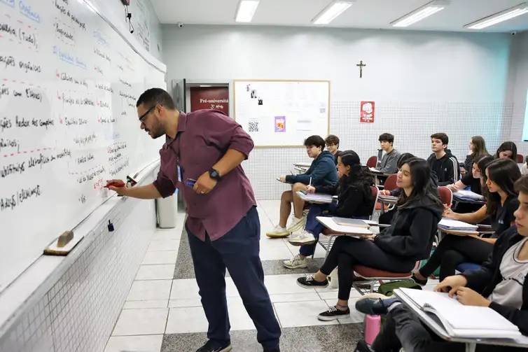 Como se preparar nos últimos dias antes do ENEM 2 numero-de-criancas-na-creche-triplica-no-brasil-em-duas-decadas-professor-em-sala-de-aula-com-alunos-na-preparacao-nos-ultimos-dias-antes-da-prova-do-enem-foto-arquivo-abr-tvt-news