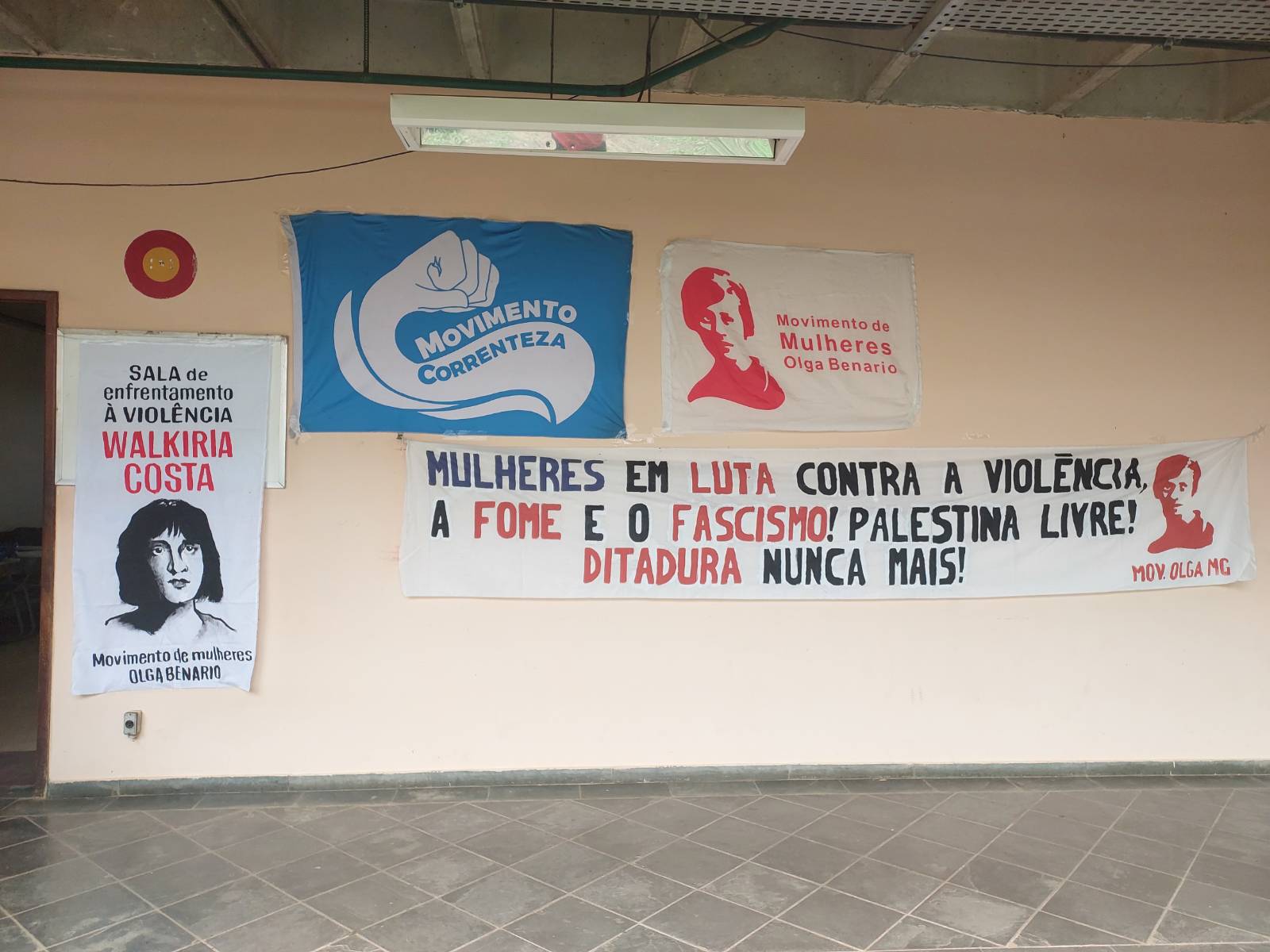 Faixas penduradas no local da ocupação na UFMG, incluindo mensagens contra a violência, o fascismo e a fome, e defesa da Palestina livre