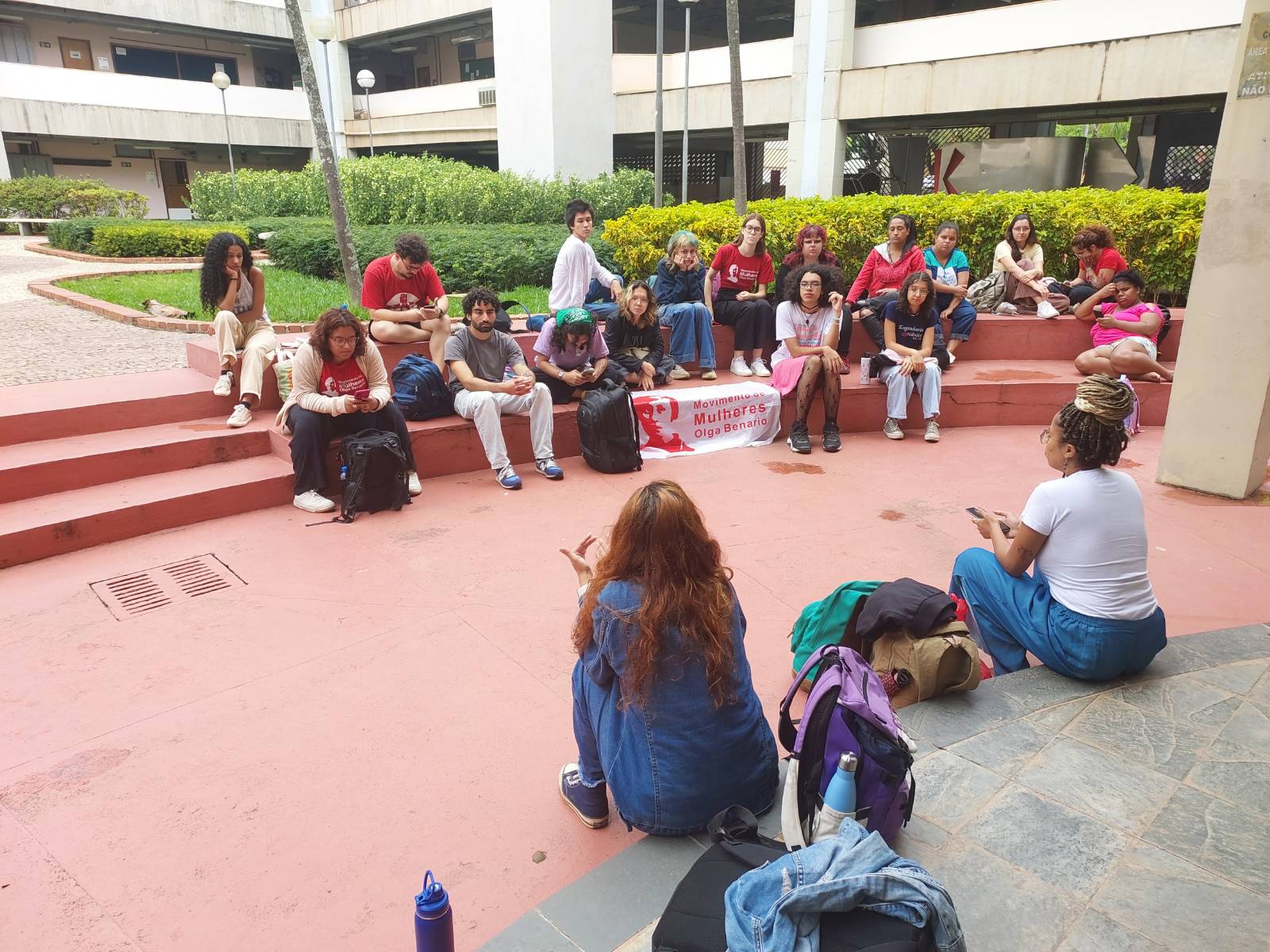 Grupo de estudantes sentados em roda no pátio da UFMG durante a ocupação.