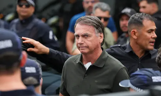 ‘Momento tão aguardado chegou’, diz El País após Bolsonaro iniciar pena por golpe
