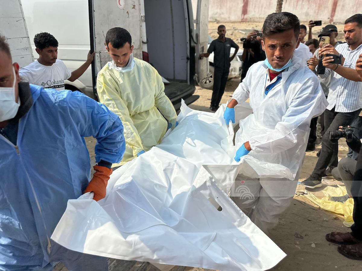 A Cruz Vermelha entrega os corpos dos mártires ao Hospital Nasser em Khan Younis, após recebê-los da ocupação israelense