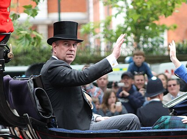 Brasileira, vítima de Epstein, pede julgamento de ex-príncipe britânico