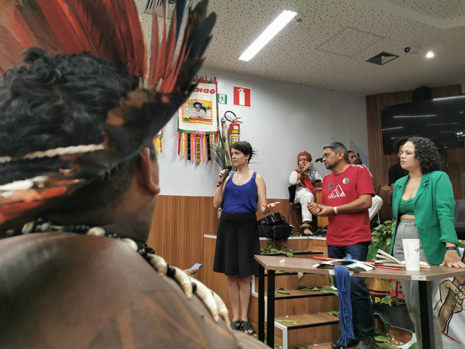 La periodista de Repórter Brasil Ana Aranha, que dirigió el documental “Pau D’Arco”, presta declaración sobre el asesinato de Fernando dos Santos Araújo (Foto: Fernando Martinho/Repórter Brasil).