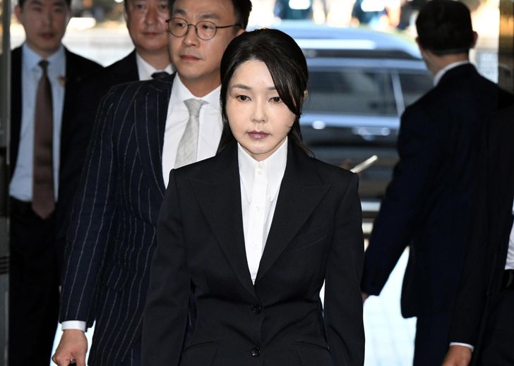 ‘Caso da Bolsa Chanel’: ex-primeira-dama da Coreia do Sul é condenada a 1 ano e 8 meses de prisão