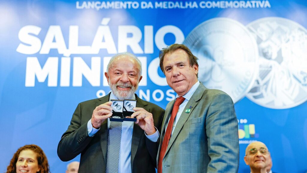 Salário mínimo: “Temos a obrigação de brigar para que ele melhore”, diz Lula Salário mínimo: “Temos a obrigação de brigar para que ele melhore”, diz Lula