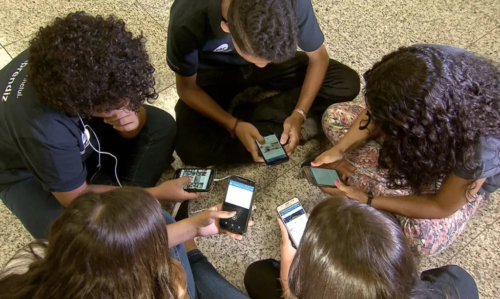 França avança para proibir uso de adolescentes nas redes sociais França avança para proibir uso de adolescentes nas redes sociais