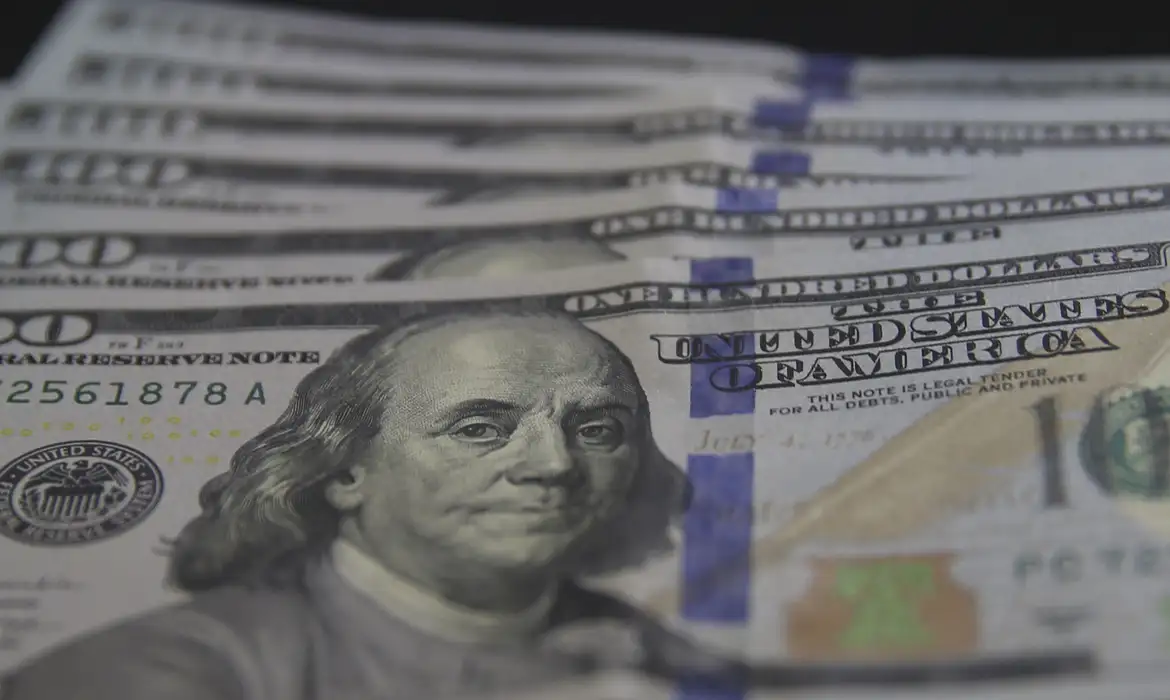 Dólar cai para menor nível em quatro anos após declarações de Trump