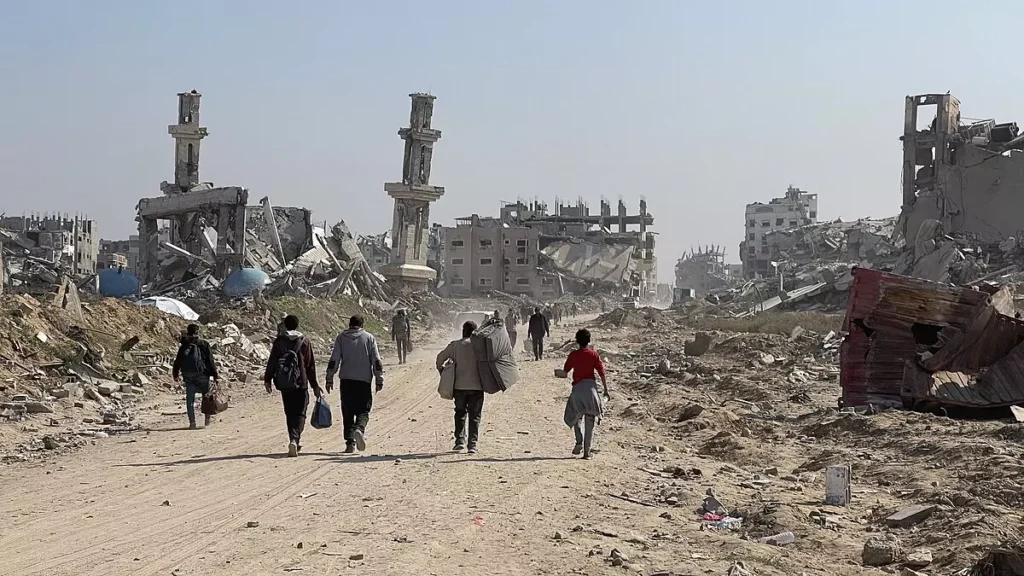 Crianças de Gaza se arriscam entre francoatiradores para frequentar escolas improvisadas em tendas Crianças de Gaza se arriscam entre francoatiradores para frequentar escolas improvisadas em tendas
