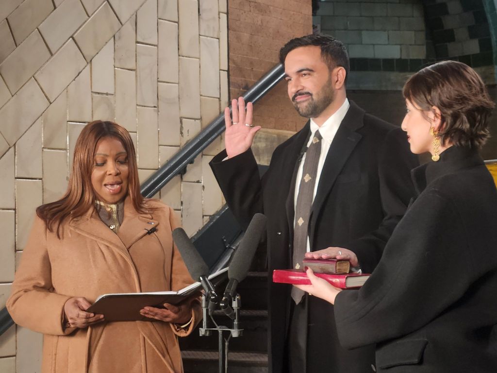 Zohran Mamdani usa alcorão em juramento como prefeito de Nova York