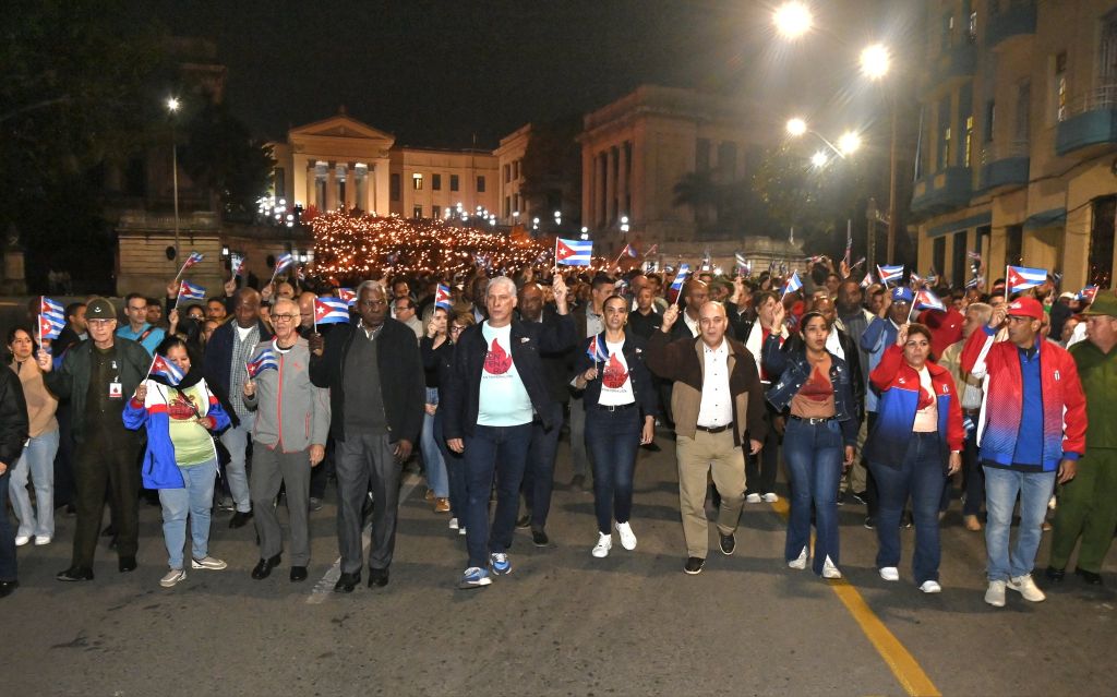 Cuba realiza atos massivos em meio a ameaças dos EUA