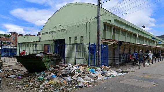 Mercado Público de Água Fria, no Recife, é sinônimo de abandono