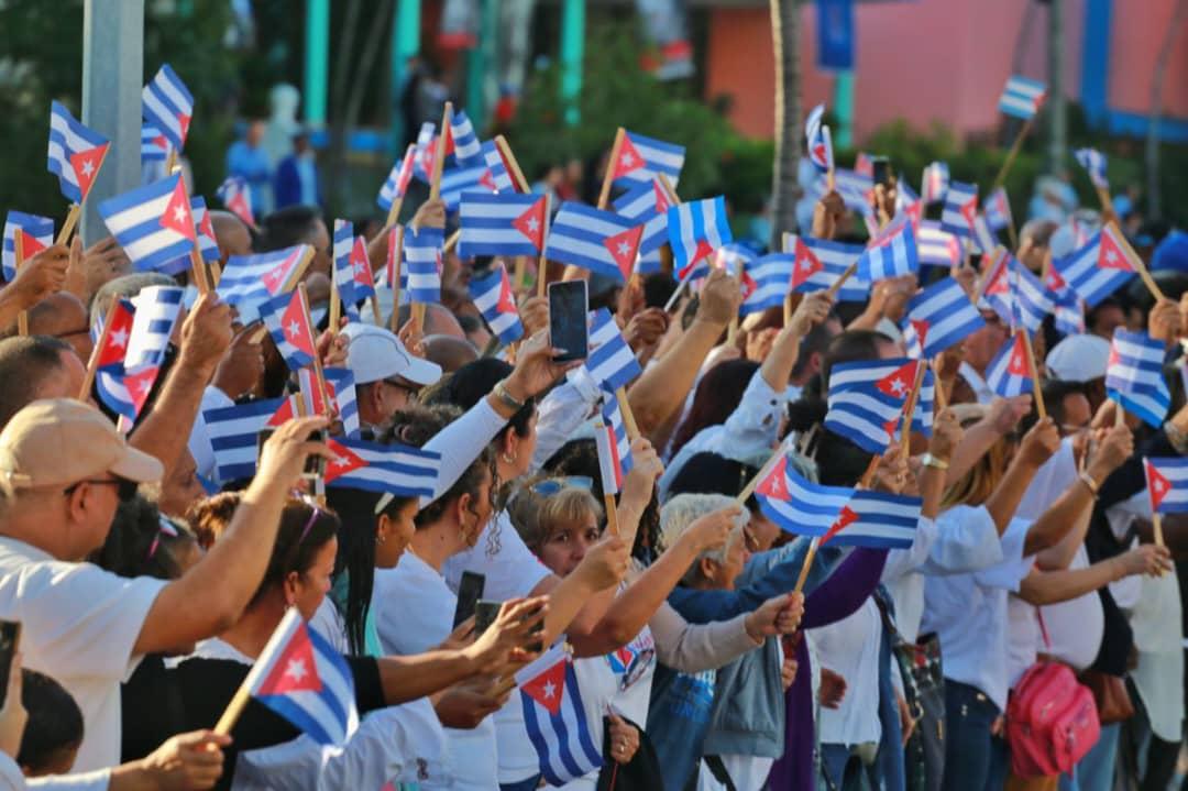 cubanos segurando bandeiras