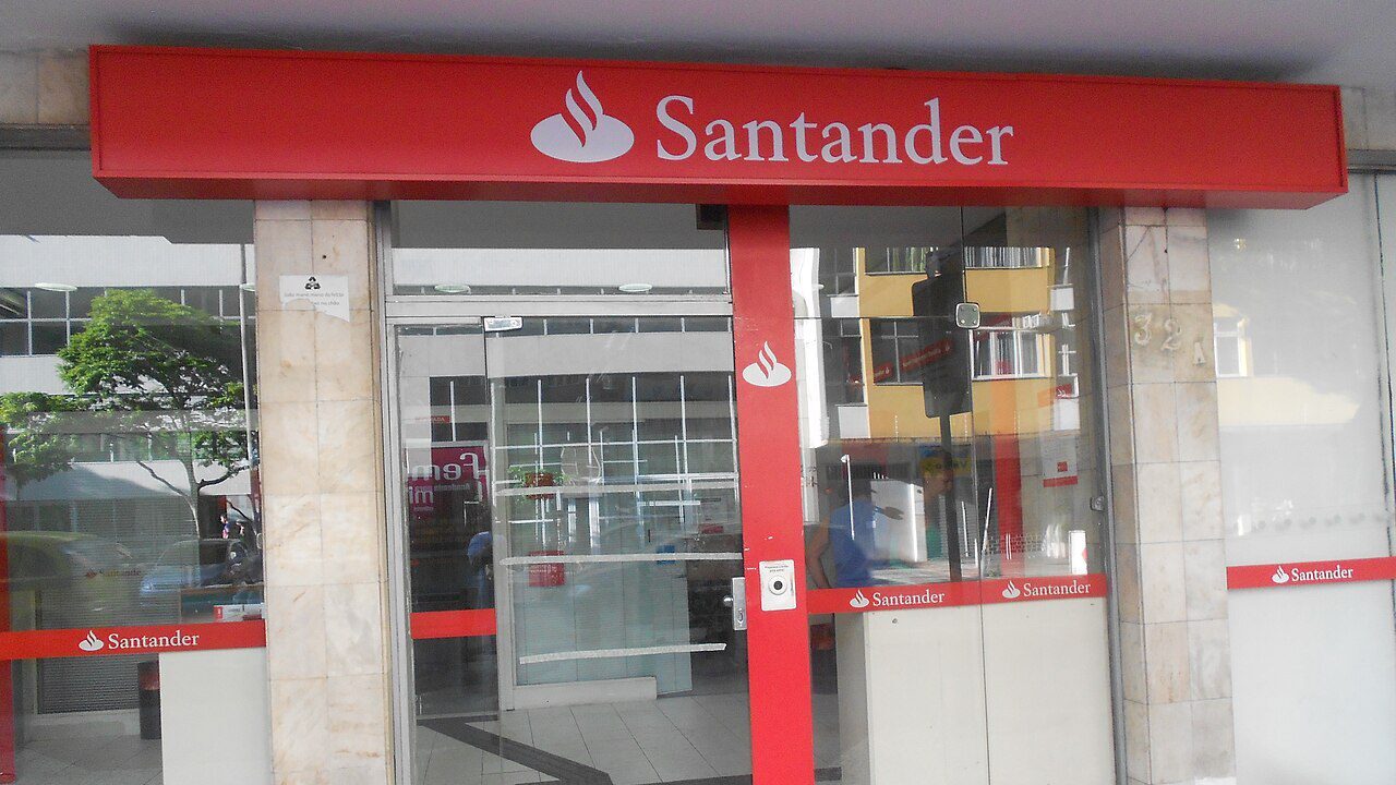 audiencia-publica-denuncia-fechamento-de-agencias-e-terceirizacao-fraudulenta-no-santander-o-fechamento-de-agencias-sobrecarrega-as-unidades-restantes-resultando-em-superlotacao-e-precarizacao-do-atendimento-foto-wikimedia-commons-tvt-news