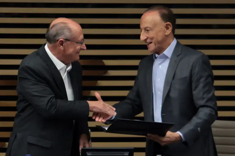 Presidente da República em exercício, Geraldo Alckmin, ao lado do presidente da FIESP, Paulo Skaf, durante cerimônia de assinatura de Acordo Antiduping na FIESP.