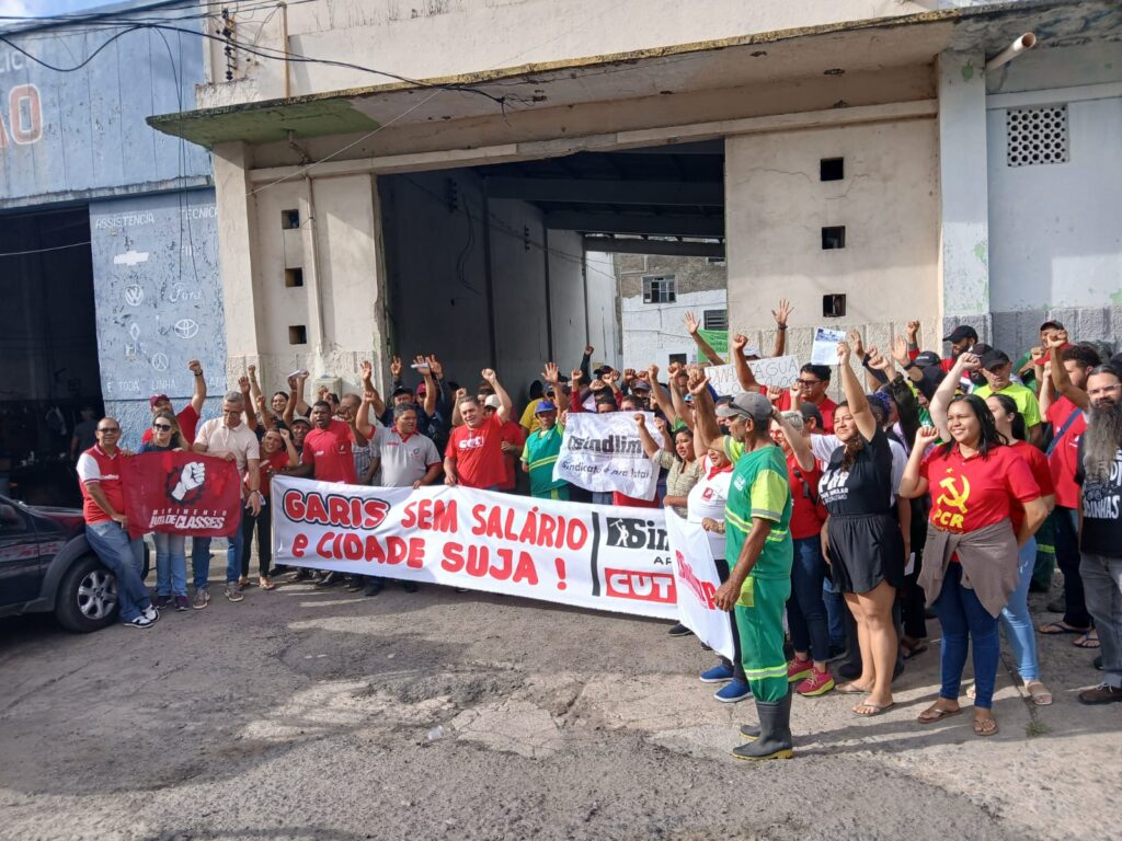 Trabalhadores da limpeza urbana arrancam salários atrasados