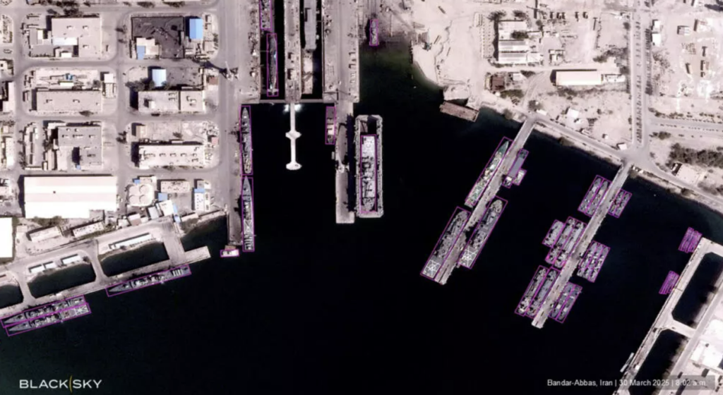 Explosão atinge porto no Irã em meio a ameaças dos EUA; Forças Armadas estão ‘em alerta máximo’ Explosão atinge porto no Irã em meio a ameaças dos EUA; Forças Armadas estão ‘em alerta máximo’