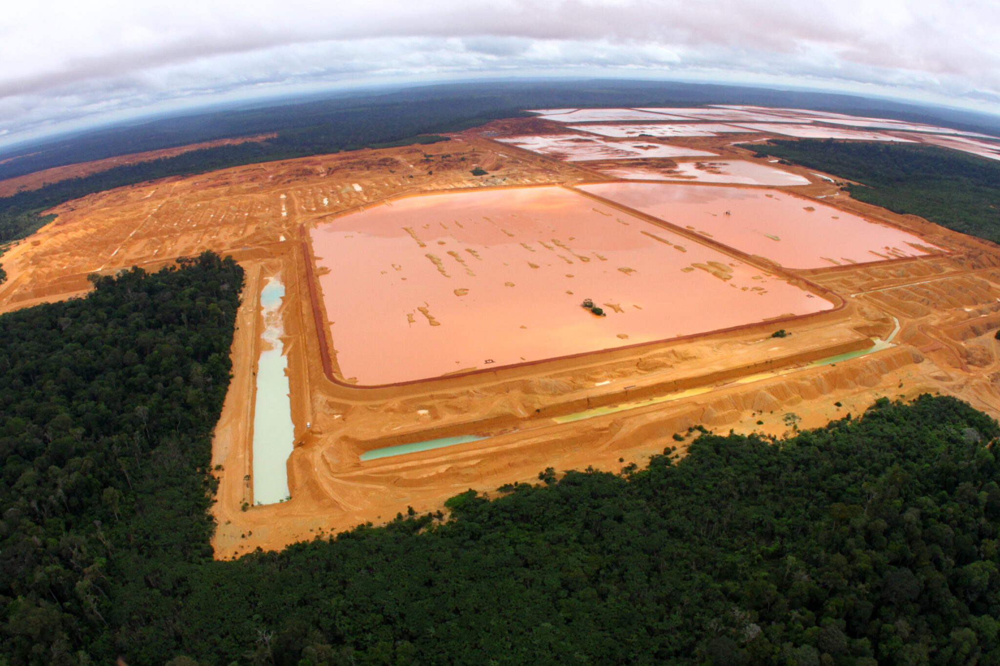 MRN opera 25 barragens situadas a menos de dois quilômetros das terras quilombolas, nas quais despejam milhões de toneladas de rejeitos da mineração de bauxita (Foto: Carlos Penteado/Comissão Pró-Índio de São Paulo)