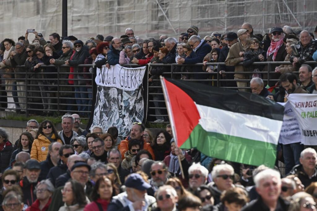 Espanha vai às ruas contra bombardeios de EUA e Israel no Oriente Médio Espanha vai às ruas contra bombardeios de EUA e Israel no Oriente Médio
