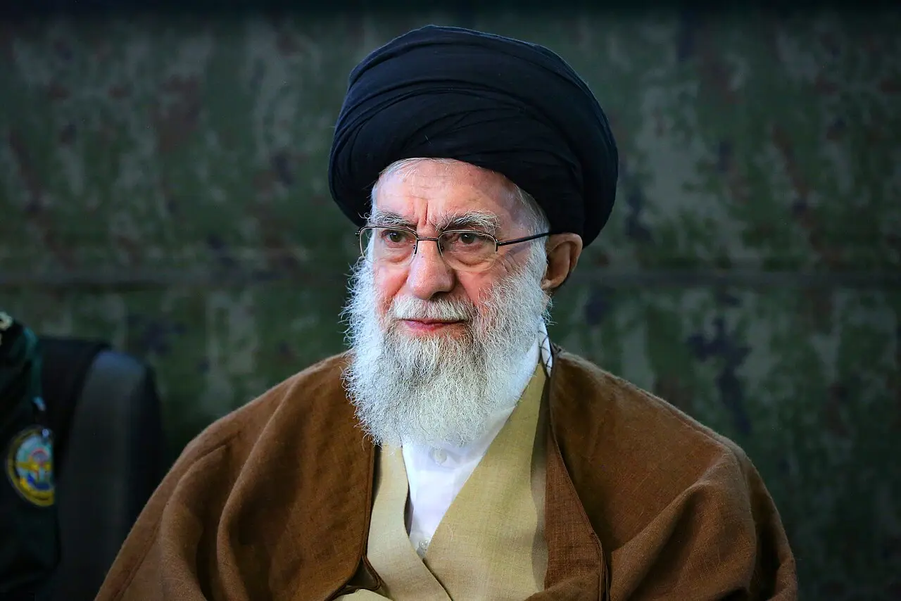 O aiatolá Ali Khamenei, morto nos ataques de Israel e EUA ao Irã. <br> (Foto: khamenei.ir / Wikimedia Commons)