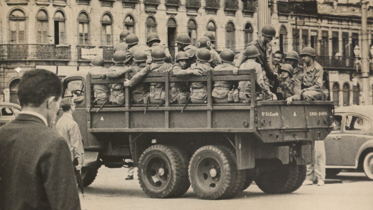 golpe-de-31-de-março-61-anos-depois-militares-nas-ruas-do-brasil-durante-o-golpe-de-31-de-março-foto-arquivo-nacional-fundo-correio-da-manhã-tvt-news