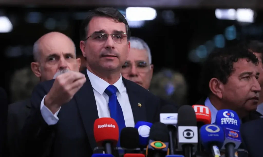 Flávio Bolsonaro discursa em evento da ultradireita e compra pai a Trump Flávio Bolsonaro discursa em evento da ultradireita e compra pai a Trump
